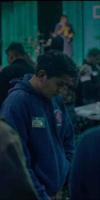 Asistente con credencial durante el encuentro