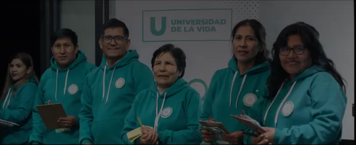 Equipo de la Universidad de la Vida en el escenario