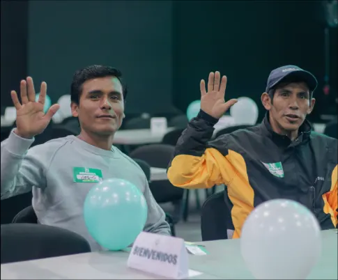 Alumnos levantando la mano durante la clase
